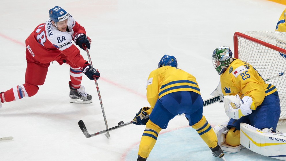 Čech David Pastrňák strieľa prvý gól svojho tímu do švédskej siete počas duelu na MS v Rusku.dam Larsson