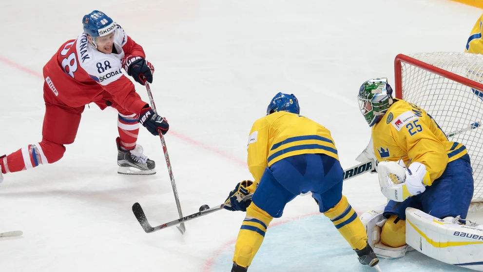 Čech David Pastrňák strieľa prvý gól svojho tímu do švédskej siete počas duelu na MS v Rusku.dam Larsson