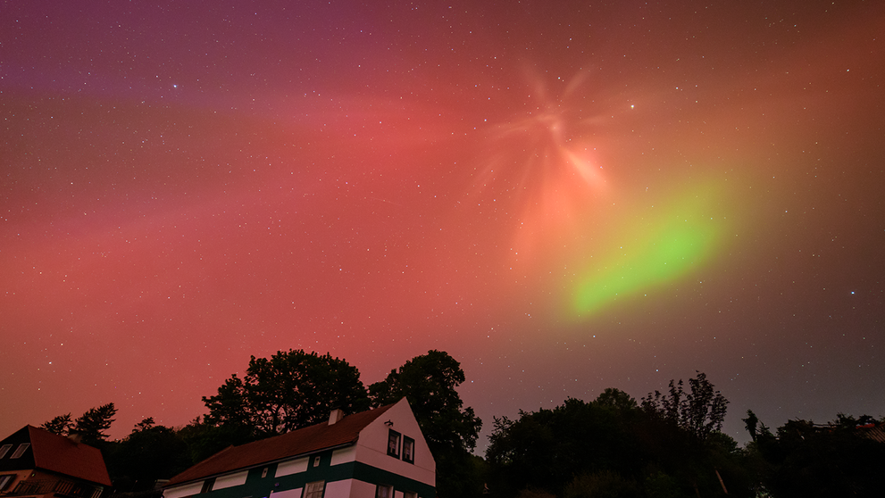 Polárna žiara i takzvaný aurorálny anjel nad obcou Záhořice.