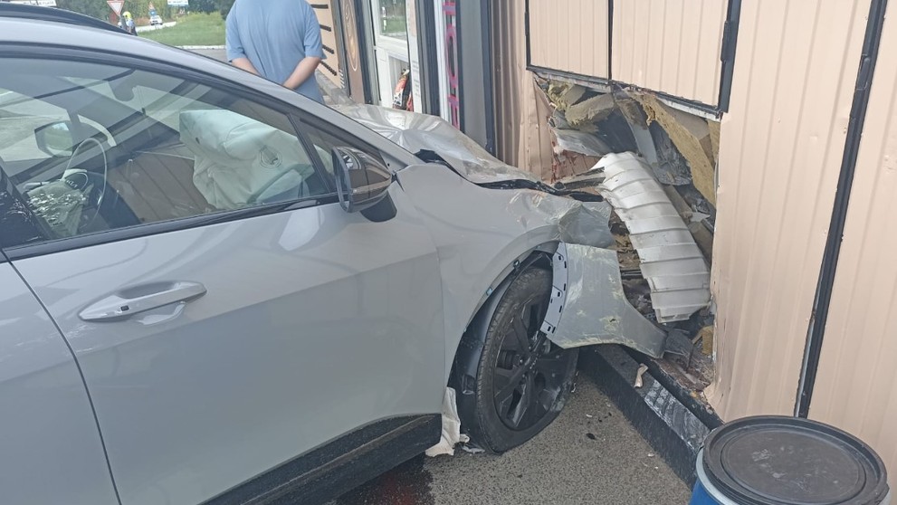 Auto vrazilo do budovy čerpacej stanice v Košiciach.