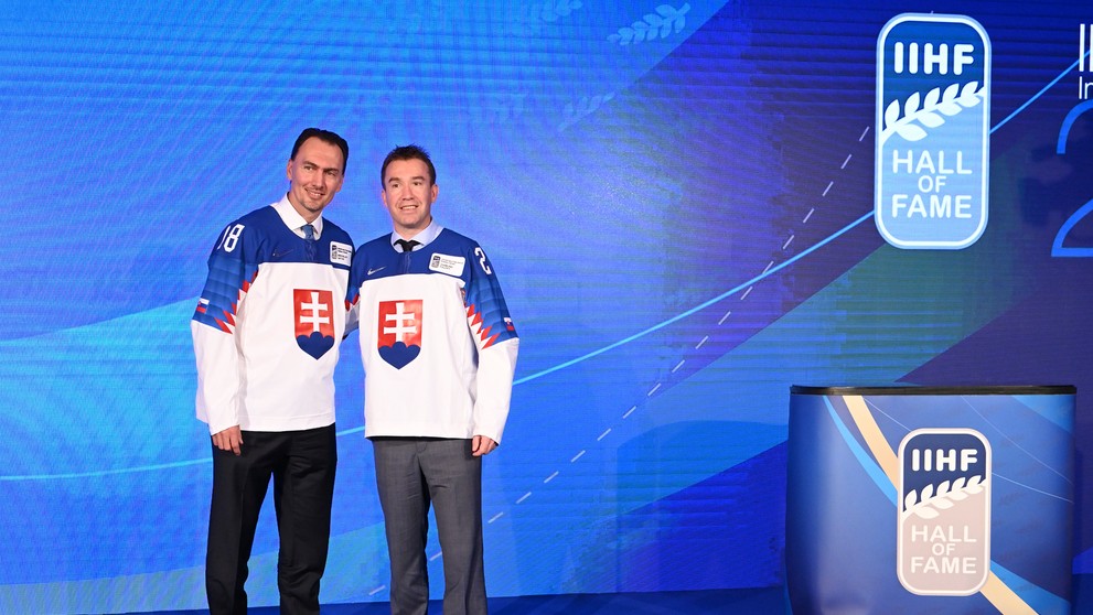 Zľava Fín Jere Sallinen a Kanaďan Thomas Chabot v súboji vo finále na MS 2019.