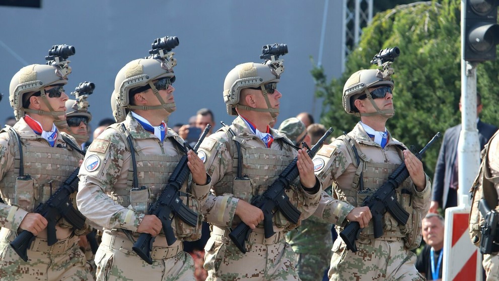 Prehliadka vojenskej techniky počas centrálnych osláv 75. výročia SNP