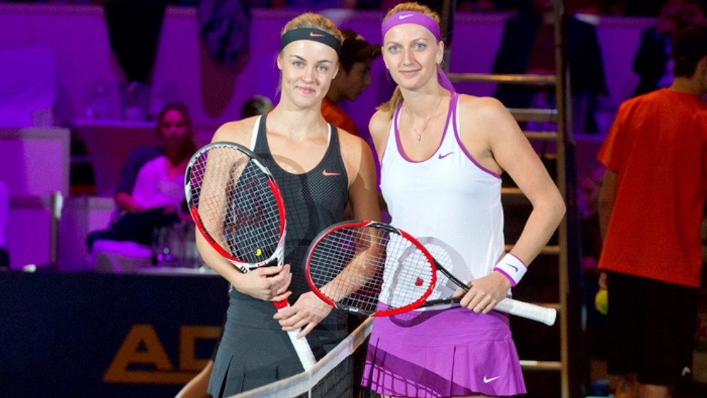 Anna Karolína Schmiedlová  a dvojnásobná wimbledonská šampiónka Petra Kvitová pred dvojhrou na exhibícii Tennis Champions.