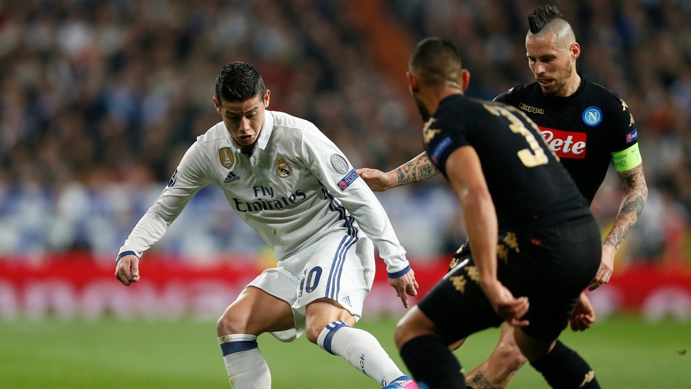 James Rodríguez (vľavo) z Realu bráni loptu pred Markom Hamšíkom z Neapola v osemfinále LM.