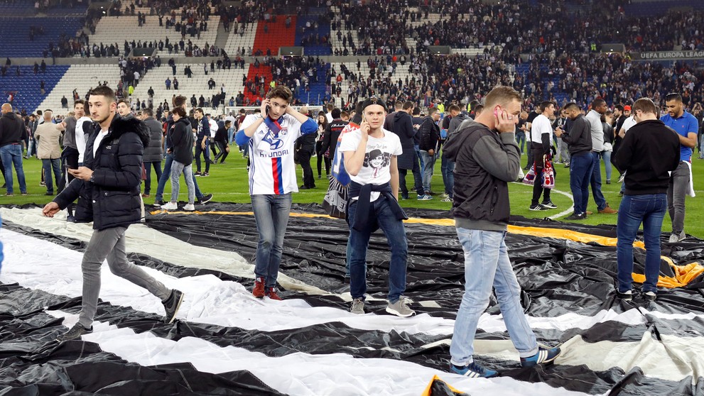 Fanúšikovia Lyonu a Besiktasu vtrhli na trávnik pred štvrťfinále EL.