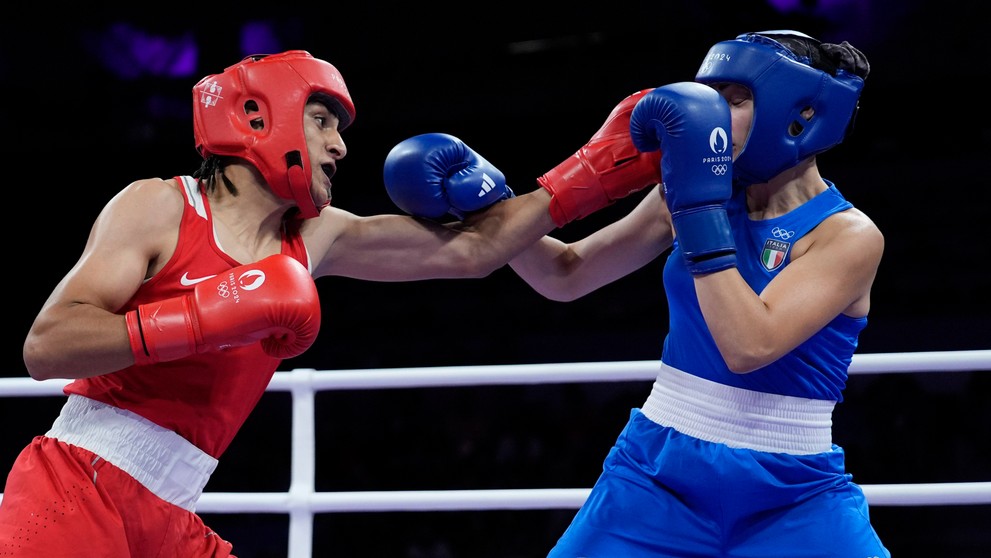 Zápas medzi Imane Khelifovou a Angelou Cariniovou