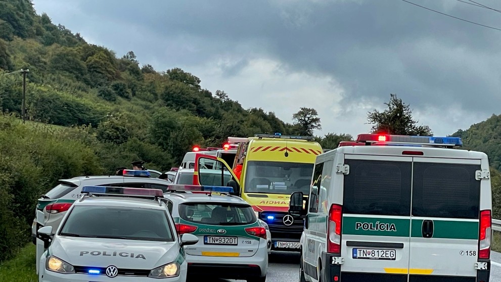 Skupinu nelegálnych migrantov zadržali policajti pri Mníchovej Lehote neďaleko Trenčína