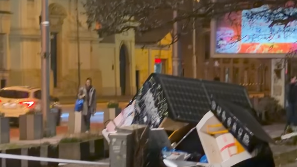 Unikajúce auto v centre Bratislavy demolovalo všetko, čo mu prišlo do cesty.