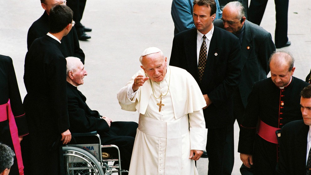 Na snímke z 2. júla 1995 je Svätý otec na návšteve Košíc, za ním Juraj Zábojník