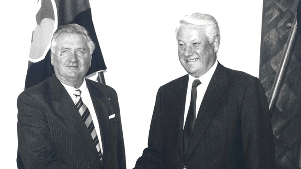 Michal Kováč na snímke z 26. augusta 1993 s exprezidentom Ruskej federácie Borisom Jeľcinom, ktorý zomrel 23. apríla 2007 vo vek