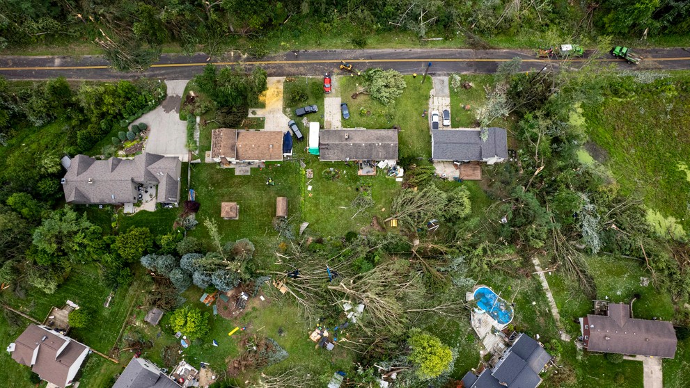 Dôsledky pustošenia tornáda.