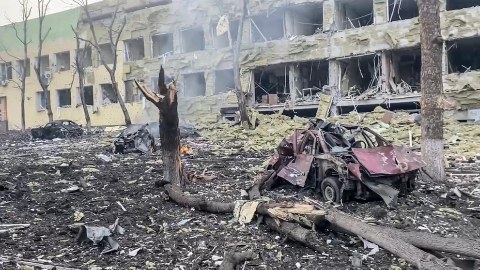 Skaza po bombardovaní pôrodnice v Mariupole.