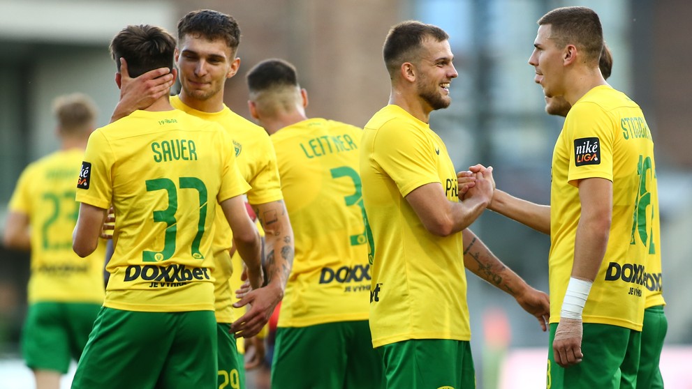 Na snímke hráči Žiliny sa tešia po strelení tretieho gólu.