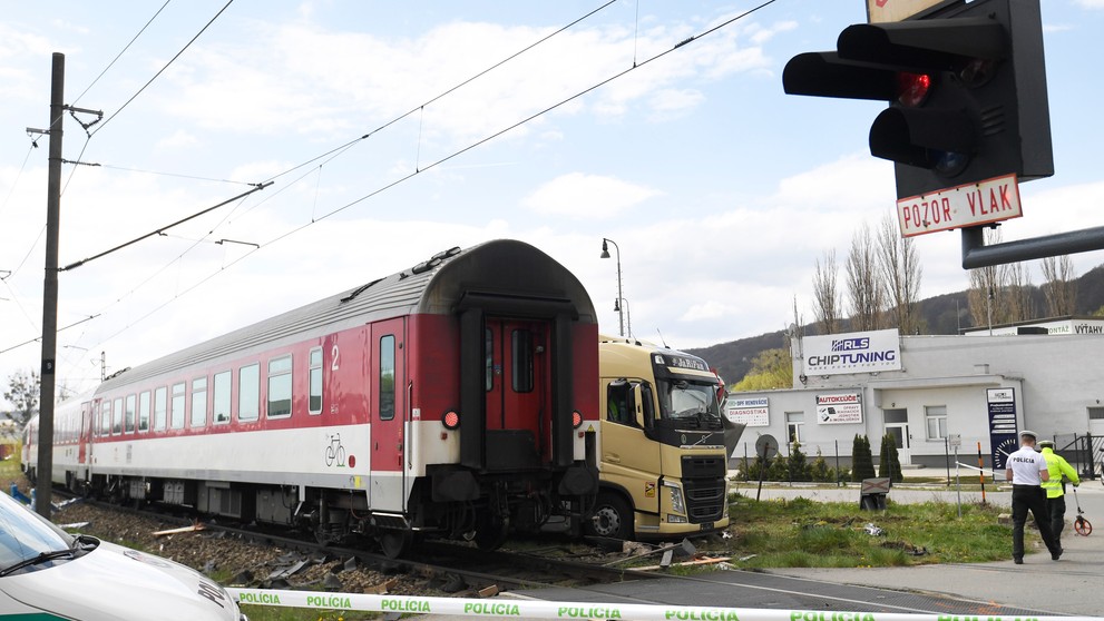 Vlak sa zrazil s kamiónom