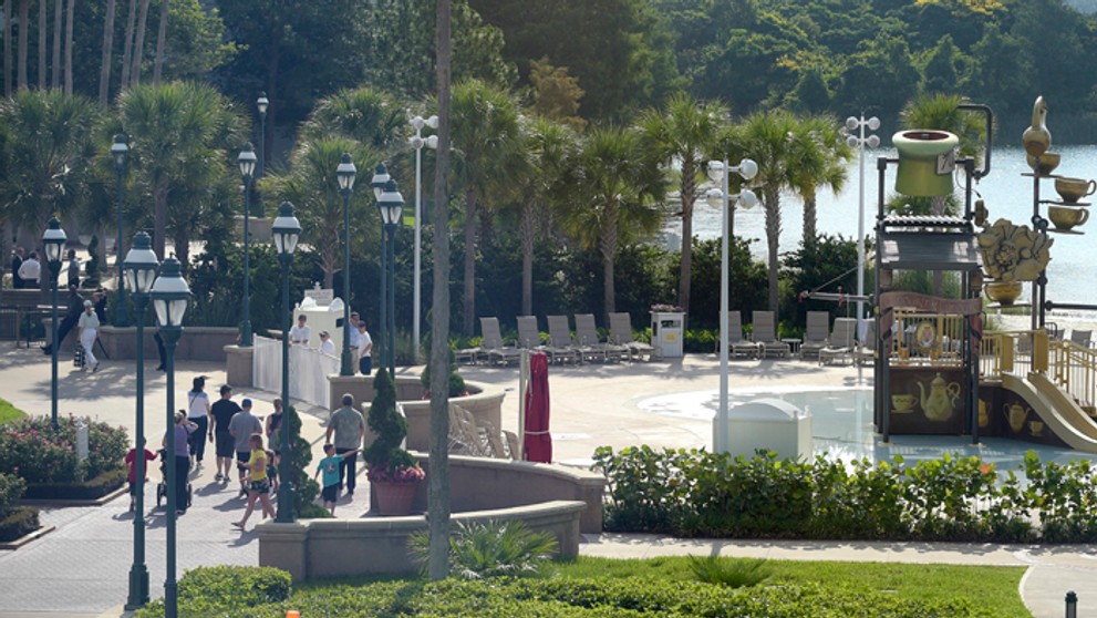 Akigátor vtiahol chlapca do vody.