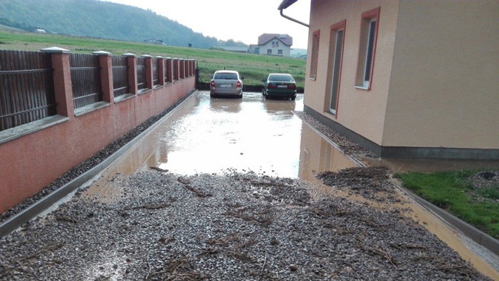 Po prietrži mračien v obci Župčany.