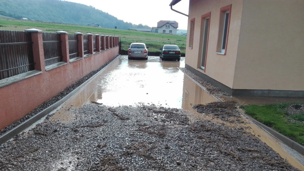 Po prietrži mračien v obci Župčany.