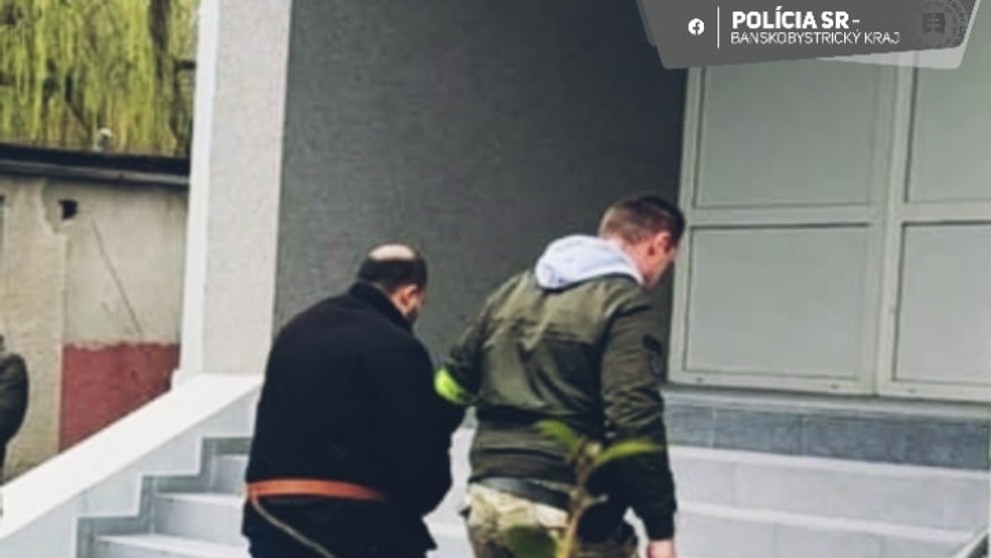 Muži, ktorí v Lubeníku zbili iného muža palicou, putujú do väzby.