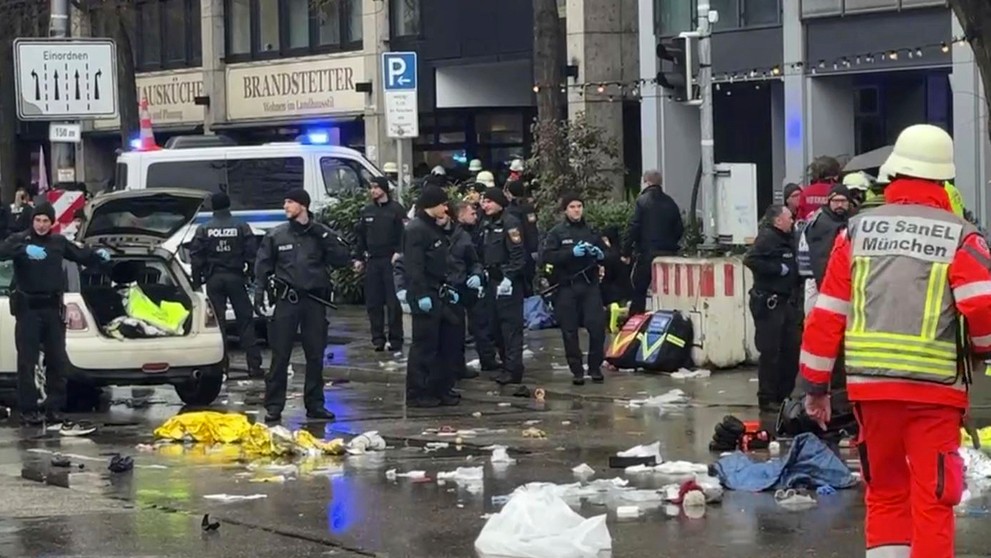 Policajti a záchranári zasahujú na mieste nehody po tom, ako auto vrazilo do davu ľudí v Mníchove..
