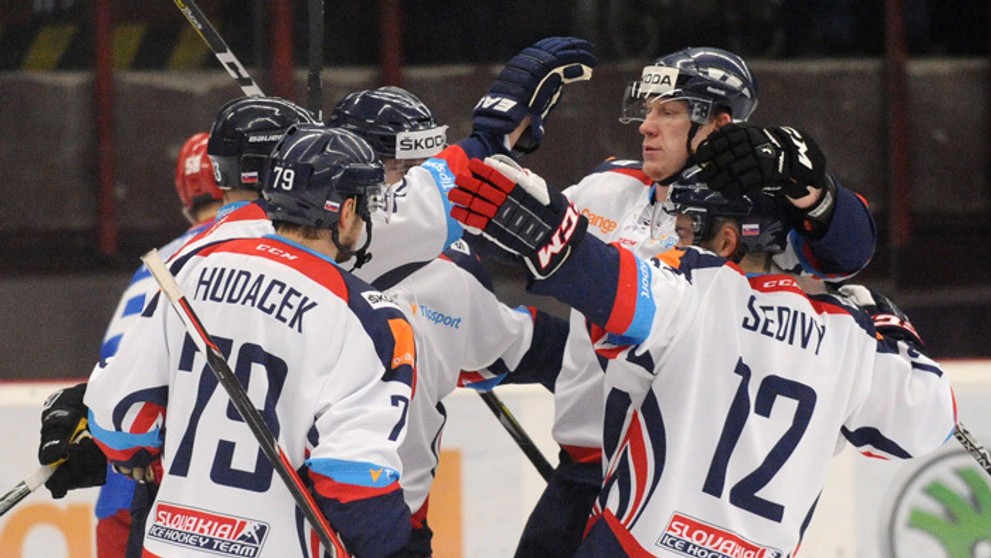 Radosť slovenských hráčov po góle do ruskej bránky v prípravnom zápase.