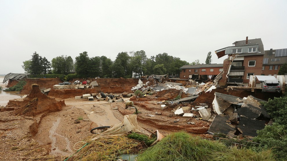 Na snímke pohľad na ruiny zničených domov po záplavách v Blesseme v okrese Erfstadt.