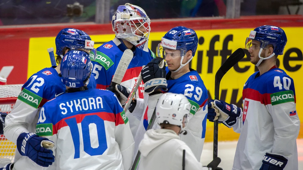Slováci ďakujú brankárovi Adamovi Húskovi po víťazstve nad Kazachstanom na MS 2022.