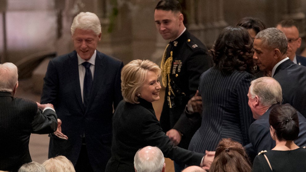 Exprezidenti Bill Clinton s manželkou Hillary a Barack Obama.