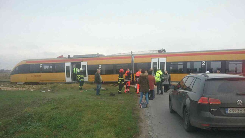 Cestujúci po zrážke vlaku v Zemianskej Olči.