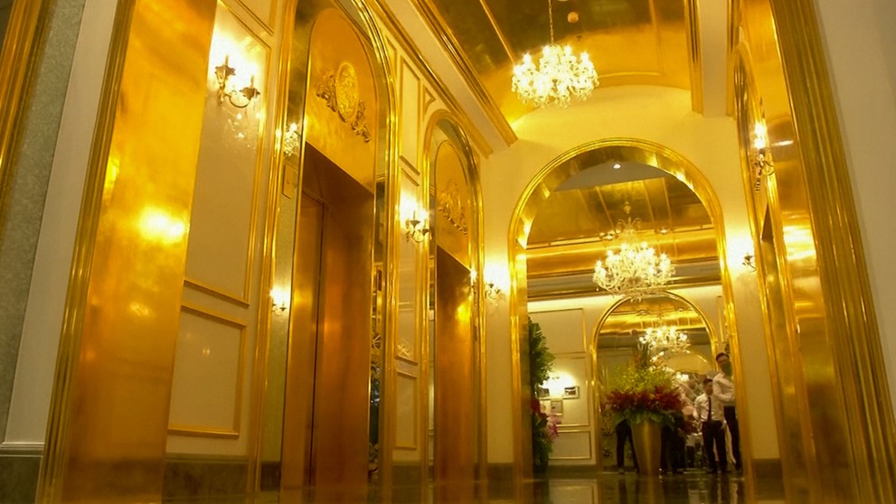 Na streche budovy je zlatý bazén.