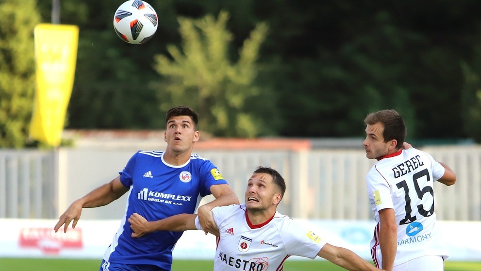 Na snímke zľava Tomáš Egert (Senica), Dalibor Tkáč a Štefan Gerec (obaja Ružomberok).