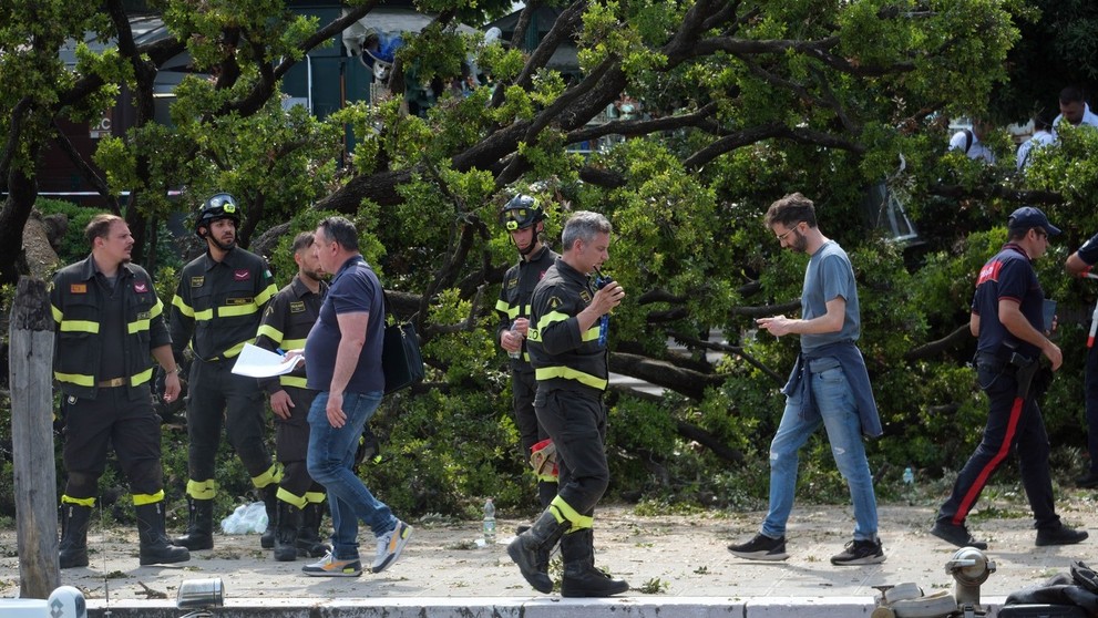 Na skupinu ľudí v Benátkach spadol dub