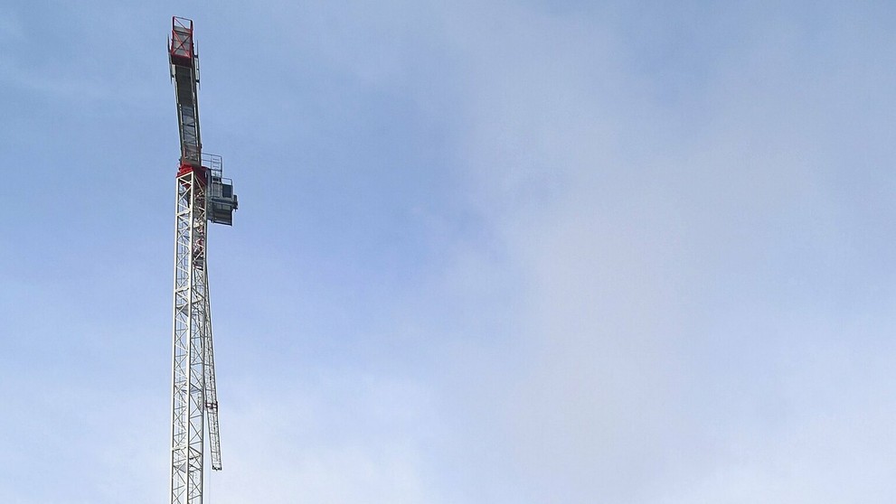 Robotník na stavbe vyhliadkovej veže.