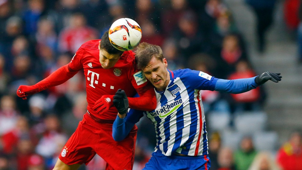 Robert Lewandowski (vľavo) a Sebastian Langkamp v hlavičkovom súboji.