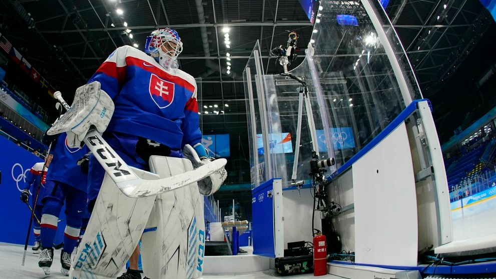Gólman Slovenska Patrik Rybár pred duelom s Lotyšskom na ZOH 2022.