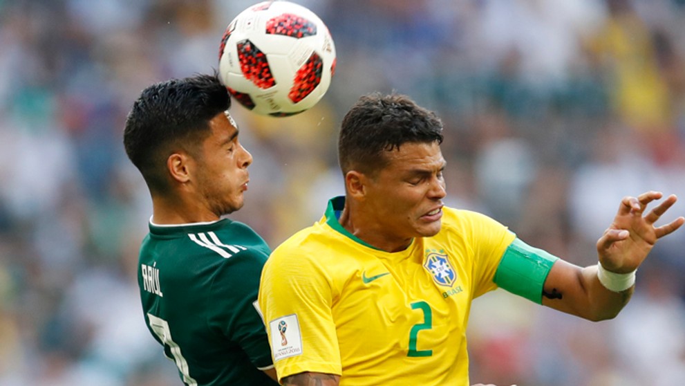 Vľavo mexický hrác Raul Jimenez v súboji o loptu s Brazílčanom Thiago Silva. 