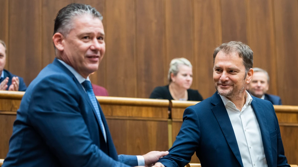 Na snímke zľava minister vnútra SR Roman Mikulec (OĽaNO) a minister financií SR Igor Matovič (OĽaNO)