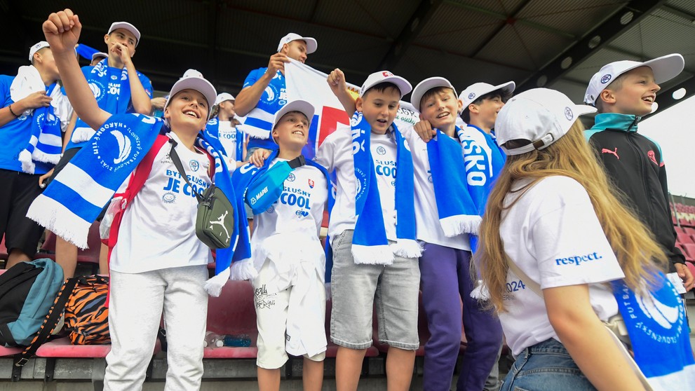 Na snímke deti, ktoré prišli povzbudiť slovenských futbalistov počas oficiálneho tréningu.