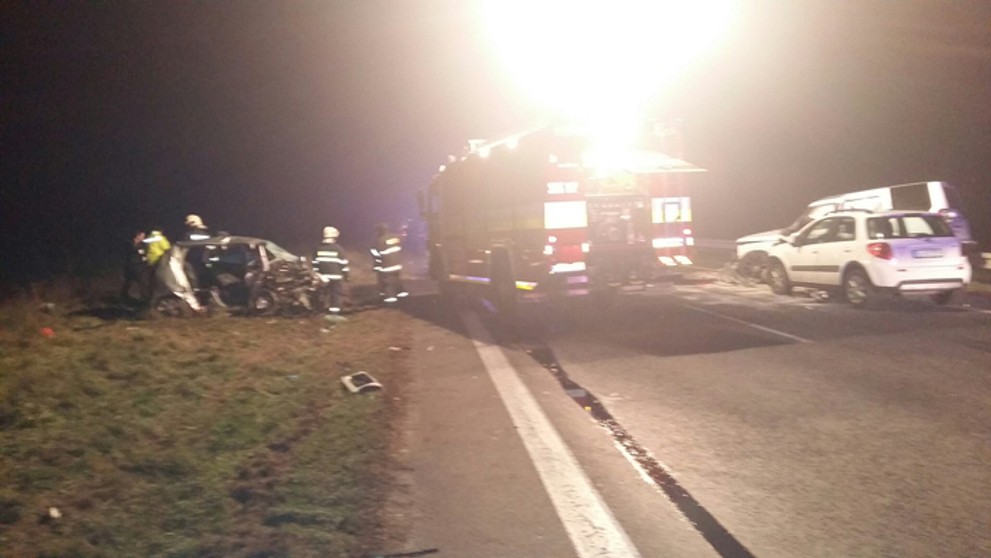 Pohľad na tri autá, ktoré sa zrazili pri Šamoríne.