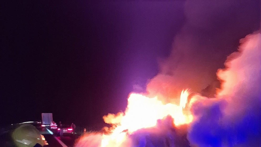 Na R1 zasahovali hasiči pri požiari automobilu