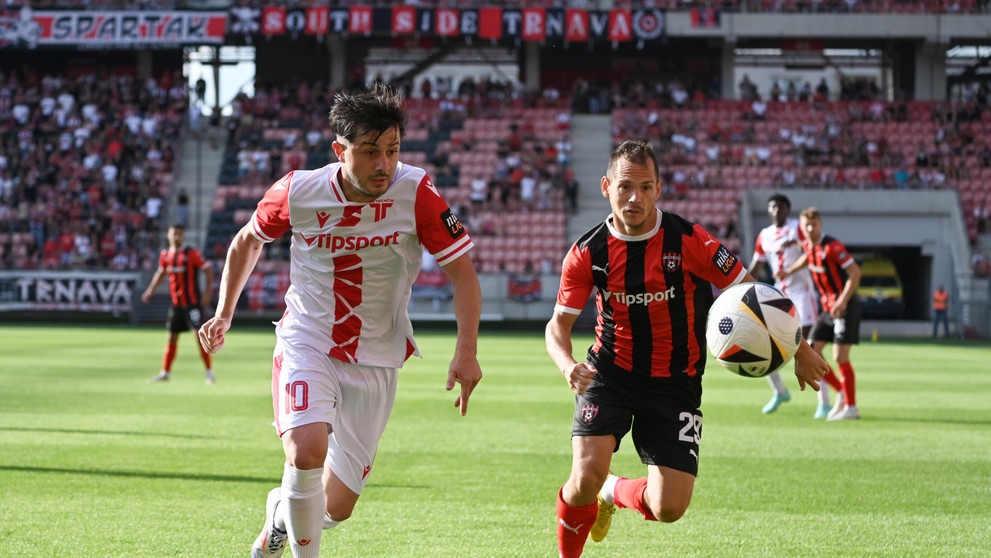 Sprava Trnavčan Martin Mikovič a hráč Trenčína Armin Derlek bojujú o loptu v 1. kole Niké ligy.