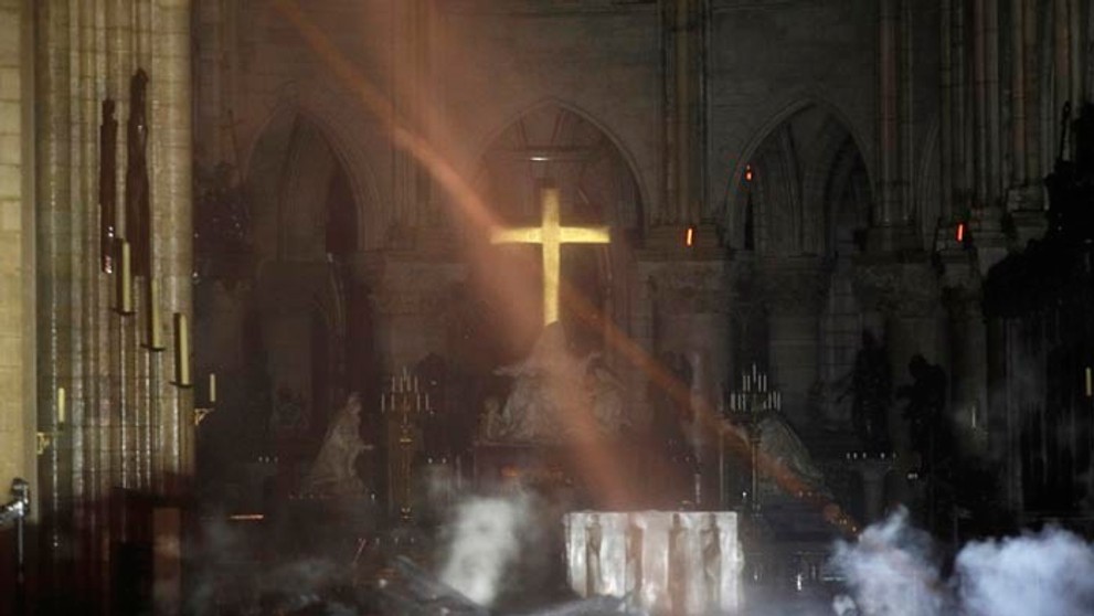 Pohľad do hlavnej chrámovej lode počas požiaru Katedrály Notre-Dame.