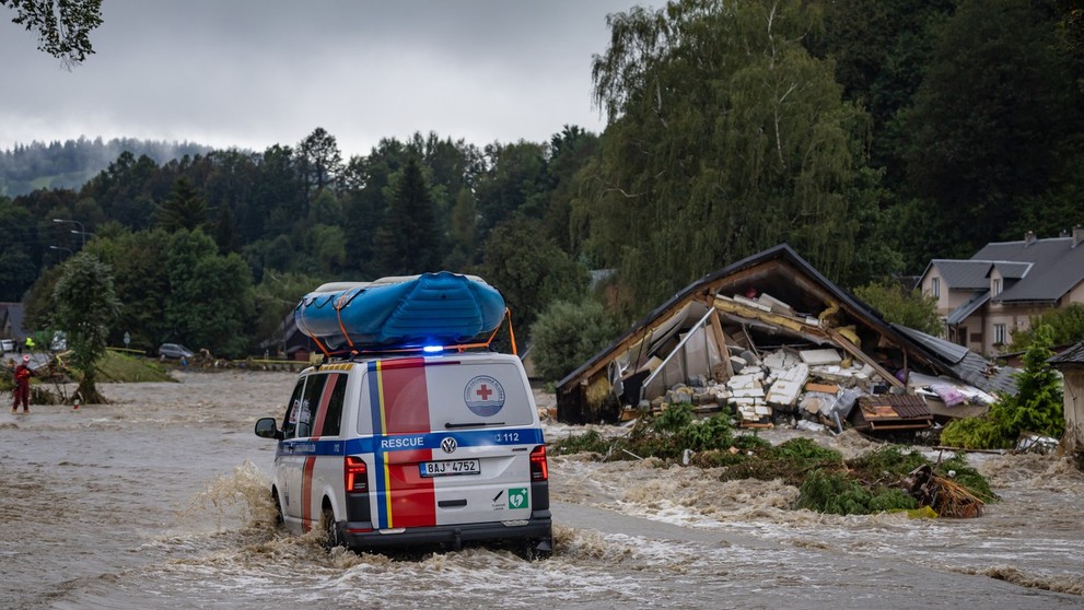 Voda v Jeseníku strháva domy.