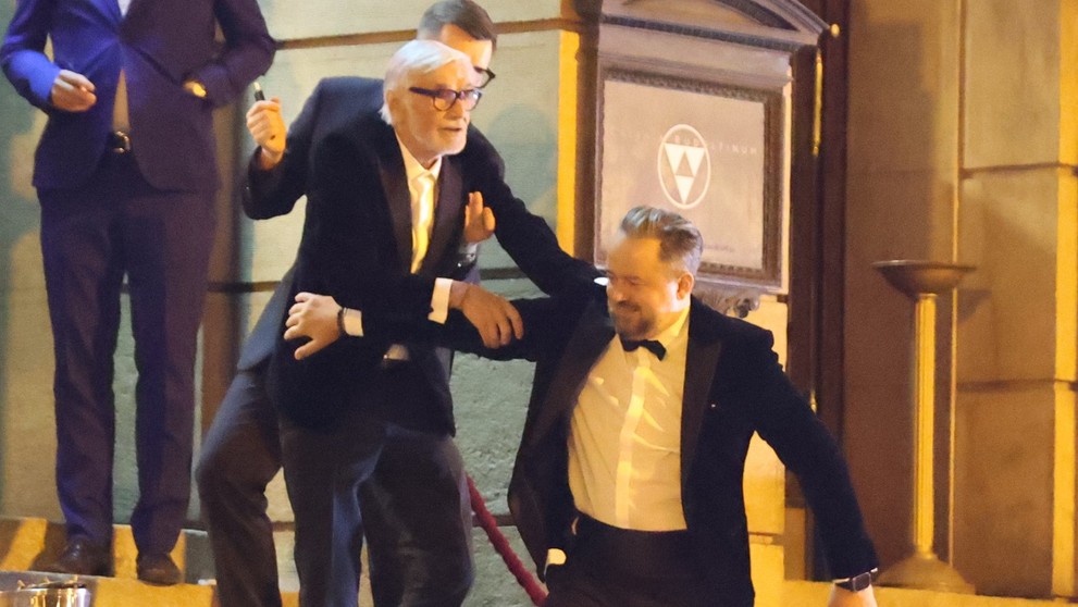 Na schodoch mu museli pomáhať.