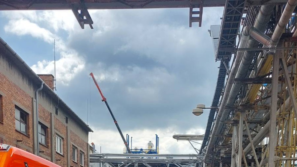 Hasiči a policajti zasahujú po výbuchu v chemickej továrni