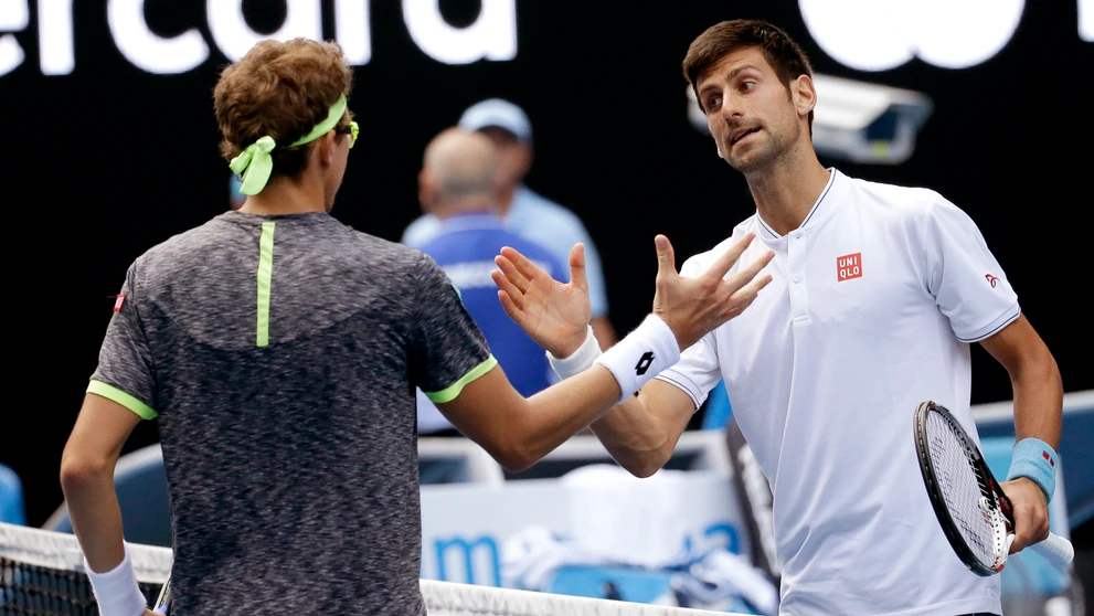 Novak Djokovič gratuluje k výhre Denisovi Isťominovi.