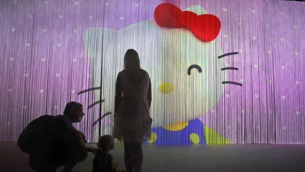 Trojčlenná rodina sleduje šou v paivilóne Japonska.