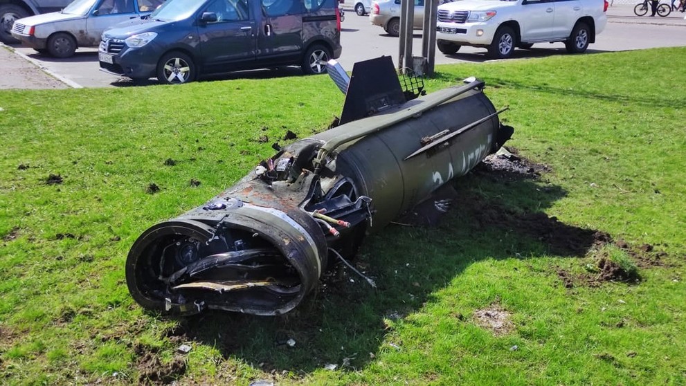 Fragmenty taktickej rakety Točka-U, ktoré sa našli v blízkosti železničnej stanice v Kramatorsku