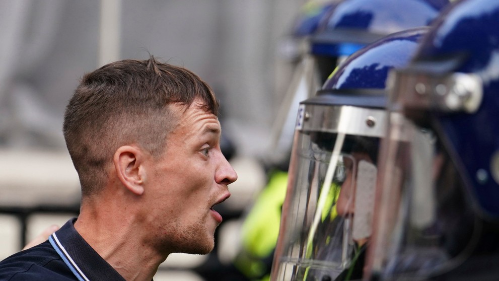 Protestujúci v konfrontácii s políciou počas protestu po pondelkovej vražde troch dievčat.
