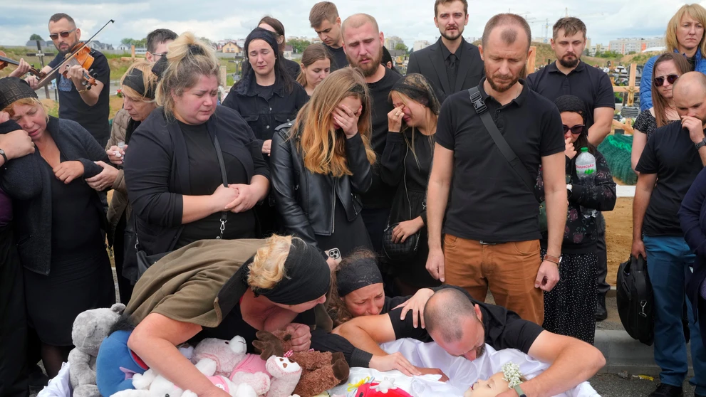 Rodinní príslušníci a priatelia smútia počas pohrebu 4-ročnej Lizy, ktorá zahynula pri ruskom raketovom útoku v meste Vinnycia.