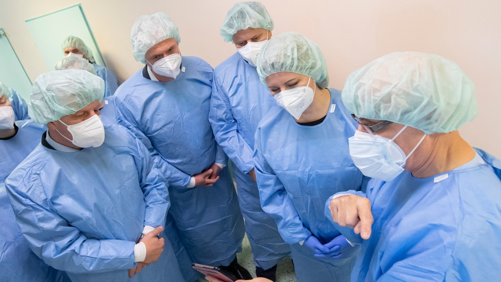 Z. Čaputová a V. Lengvarský na návšteve nemocnice v Ružinove.